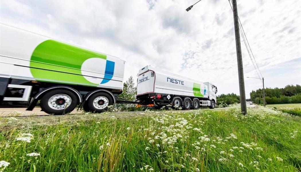 Tester av det producerade paraffinbaserade elektriska bränslet visade lägre utsläpp jämfört med fossila bränslen. Foto: NESTE