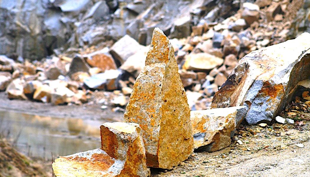 Så kallade kritiska mineraler eller kritiska råvaror (Critical Raw Materials, CRM) är främst metaller som till exempel litium, kobolt, mangan och sällsynta jordartsmetaller. Flera av dessa metaller används i teknik som anses vara viktiga för omställningen till ett fossilfritt samhälle. Foto: Creative Commons Lic. Kredit: Schaubi