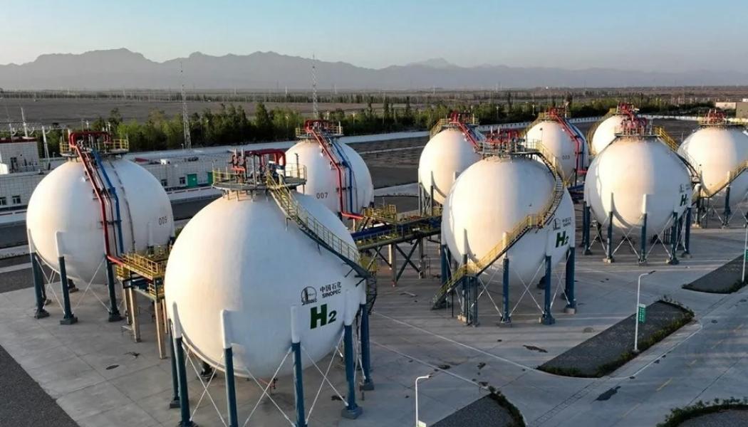 Vätgaslagringstankar vid Sinopecs 260 megawatt stora gröna vätgasprojekt i Kuqa, världens största i sitt slag, i Xinjiang, Kina. Foto: Sinopec