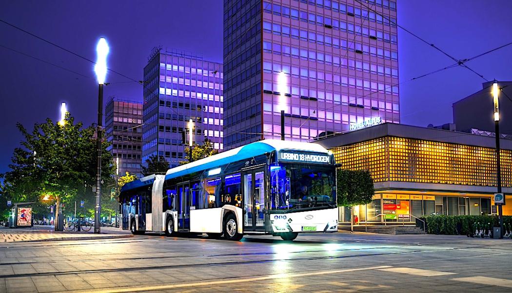 Solaris Urbino 18 hydrogen tävlade om titeln Årets buss 2025 under Bus Euro Test i maj i år. Tävlingen, som i år hölls i Kladno, Tjeckien, är en prestigefylld branschtävling som arrangeras vartannat år sedan 1989. Fem tillverkare deltog: Daimler, Ebusco, MAN, Solaris och VDL. Foto: Solaris