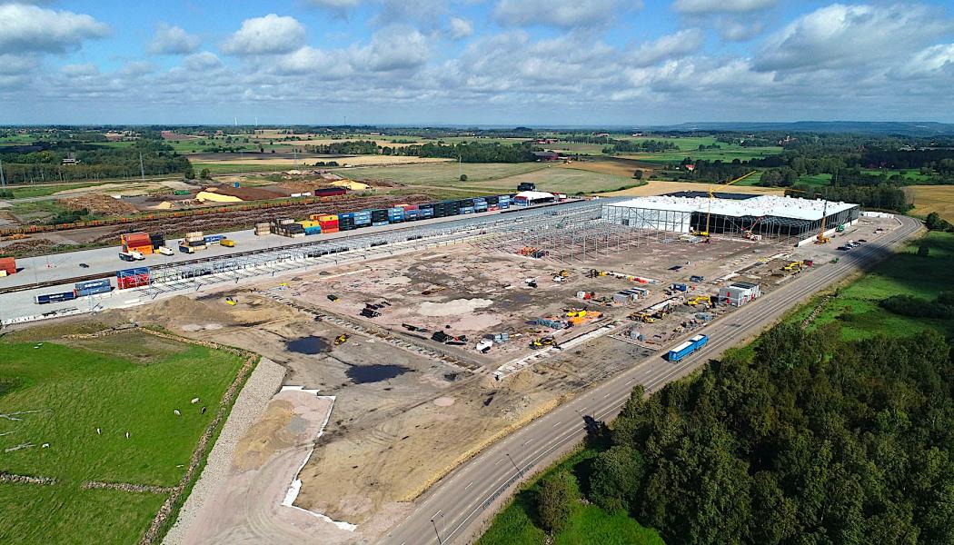 Bygget av JULA Logistics nya logistikterminal, dit Solör Bioenergi levererar fjärrvärme, är i full gång. Foto: Jula Logistics