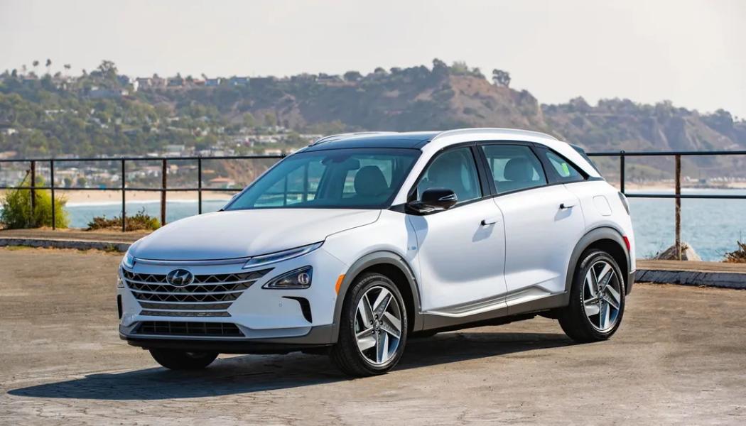 De vanligaste bilmodellerna med vätgasdrift är Toyota Mirai och Hyundai Nexo. Även Honda CR-V e:FCEV finns tillgänglig för leasing i begränsade mängder. BMW har även utvecklat sin vätgasbil iX5 Hydrogen. 
Bilden visar 2024-års modell av Hyundai's vätgasdrivna fordon Nexo. Foto: Jay McNally/McNally Multi Media/Hyundai