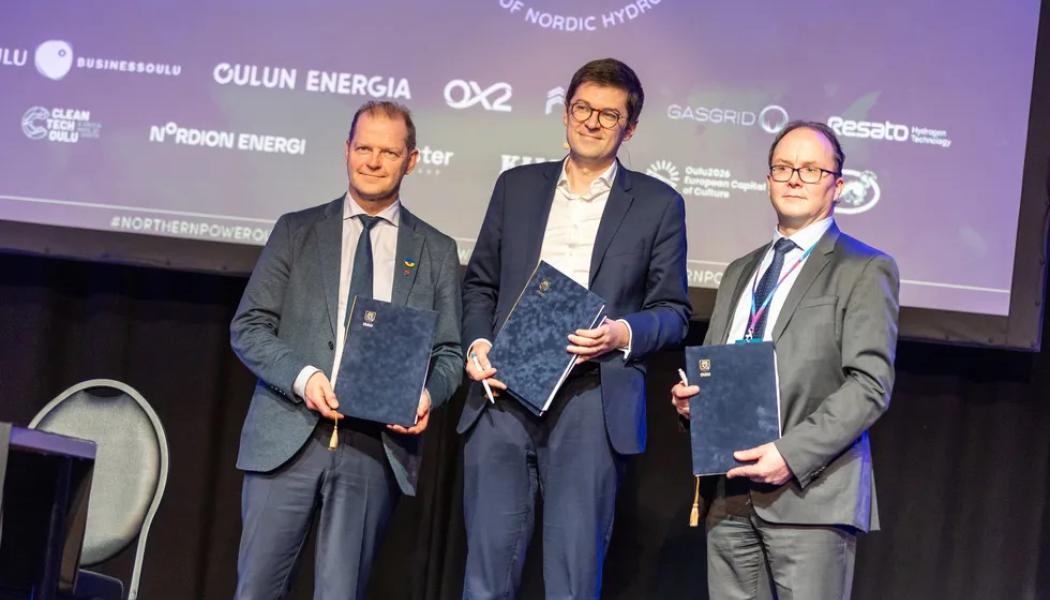 Även en fransk projektutvecklare, Verso Energy, har tecknat ett samarbetsavtal med den finska staden Uleåborg om att utveckla en anläggning värd 1,4 miljarder euro (1,47 miljarder dollar) för att omvandla grön vätgas till syntetiskt flygbränsle, så kallat ”e-SAF”. Uleåborgs stad kommer att gå vidare med detaljplaneringen av hamnens industriområde för grön omställning för att anpassa området till projektet, som kan komma att producera 80 000 ton e-SAF per år. På bilden: Ari Alatossava, borgmästare i Uleåborg, Antoine Huard, vd för Verso Energy, och Marko Mykkänen, vd för Uleåborgs hamn.
Foto: Uleåborgs stad