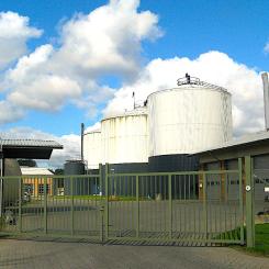 Biogasanläggning i Spøring norr om Aarhus (Danmark); Aktieselskabet Bånlev Biogas. Bånlev står för Biogas Århus Nord Leverantörsförening, tidigare Århus kommuns Biogasanläggning. Foto: Wikipedia Common. Kredit: Nico