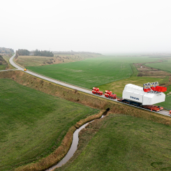 Transport av en nacelle. Vestas fabrik av naceller kommer att byggas nära polska staden Szczecin. Dessa så kallade naceller är husenheter som skyddar olika andra komponenter som i sin tur är nödvändiga för vindkraftsdriften. Foto: Vestas