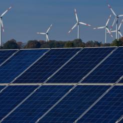 Michael Sohn/AP/TT: Lösningen är enligt LRF en kombination av flera energislag – att a tillvara alltifrån solenergi och biodrivmedel till biogas, vindkraft och småskalig vattenkraft. Arkivbild.