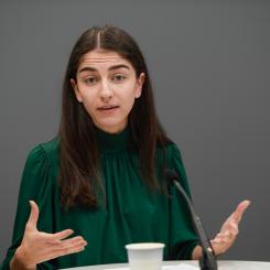 Maja Suslin/TT: Klimat- och miljöminister Romina Pourmokhtari (L) vill få fart på utbyggnaden av laddstolpar. Arkivbild.