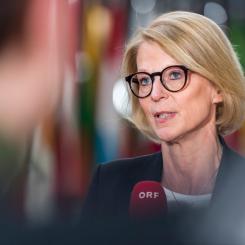 Geert Vanden Wijngaert/AP/TT: Finansminister Elisabeth Svantesson (M) på väg in till tisdagens EU-möte i Bryssel.