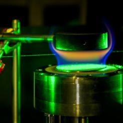 Kennet Ruona/TT: Förbränning av olika ämnen studeras med hjälp av grön laser i laserlabbet på Lunds Tekniska Högskola.