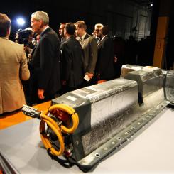 Carlos Osorio/AP/TT: Ett litiumjonbatteri som används i fordon rullar av tillverkningsbandet vid General Motors fabrik i Michigan. Arkivbild.