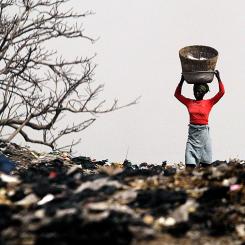 Schalk van Zuydam/AP/TT: En kvinna på en soptipp utanför Lomé i Togo. Mängder av europeiskt textilavfall hamnar i slutändan i Afrika. Arkivfoto.