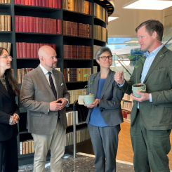 WWFs generalsekreterare Gustaf Lind (till höger) och Naturskyddsföreningens ordförande Johanna Sandahl överlämnade ett skogsupprop med 40 000 namnunderskrifter till klimat-och miljöminister Romina Pourmokthari och landsbygdsminister Peter Kullgren. Foto: Regeringskanslet