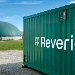 Bara att slå på – så skulle mottot för Reverions biogaskraftverk, som även kan förvandla överskottsenergin till vätgas. Den kompakta designen i en enda transportabel container gör tekniken enkel att använda. Därtill kommer den exceptionellt höga verkningsgraden på 80 procent, möjligheten till reversibel användning samt – med PC-baserad styrning från Beckhoff – sömlös datamonitorering, vilket är en förutsättning för en hög grad av automatisering. Källa: Reversion