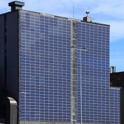 Solpaneler vid kraftverk i finska Uleåborg. Södra väggen på Toppila kraftverk är täckt med 827 solpaneler som producerar el med en maximal effekt på 270 kilowatt. Foto: Wikipedia Common Lic, Kredit: Estormiz