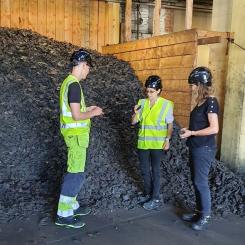 Enviros Maria Tellblom visar docent Martin Seemann och Nidia Diaz runt i Enviros Anläggning i Åsensbruk. Foto: Enviro