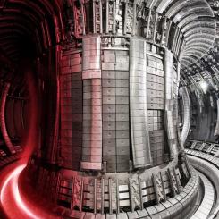 En illustration av hur fusionsreaktorn JET ser ut under ett försök med 100 000 grader varm plasma. Foto: UKAEA, UK Atomic Energy Authority