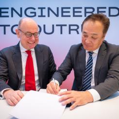 Undertecknande av avsiktsförklaringen. Joachim Braun, ABB, och Kevin Kenichi Hyuga, Sumitomo. Foto: ABB