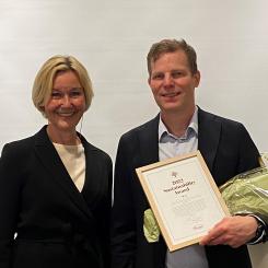 Hans Djurberg, SCAs hållbarhetschef, tar emot Carnegie Sustainability Award av Lena Österberg, Head of Sustainability, Research & Strategy, hos Carnegie. Foto: Privat