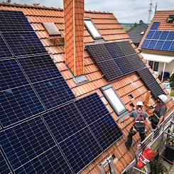 Installationen av solpaneler och andra energiresurser underlättar omställningen från fossila bränslen och hjälper till att minska koldioxidutsläppen på ett betydande sätt. Foto: Enpal