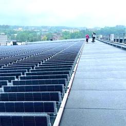 Solpanelerna täcker en yta på över 2 500 kvadratmeter på Ullevaal Stadions bitumentak. Foto: Över Easy Solar