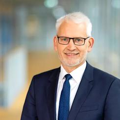 Michael Lewis konstaterade att marknadsläget har försämrats det senaste året, delvis på grund av sjunkande energipriser. Uniper har som mål att nå investeringar på cirka åtta miljarder euro, men Lewis förutser att det kommer att ta längre tid än förväntat. Foto: Uniper