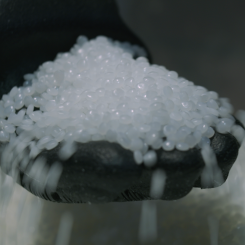 Plastpellets som kan anvndas för att producera nya plastprodukter.Foto: Johan Bodell/Chalmers