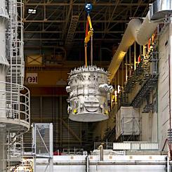 Den första av de fem extra kylboxar som krävs för att distribuera kylvätskor till olika ''mottagare'' inuti ITER-maskinen överfördes nyligen till Tokamak-byggnaden. Foto: ITER