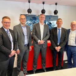 Vid undertecknandet av avtalet närvarade Roger Hahne, enhetschef för teknik på LKAB, Martin Zappe, chef för Salzgitters SALCOS-program, Gunnar Groebler, styrelseordförande för Salzgitter, Jan Moström, koncernchef och vd på LKAB samt Michael Reuber, marknadsdirektör på Salzgitter. Foto: Salzgitter AG