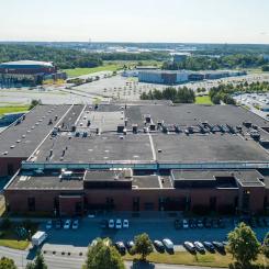 Bayer öppnade denna fabrik i Artukais år 2021. Nu ska dess stora tak förses med solpaneler. Arkivbild.
Bild: Bayer Nordic