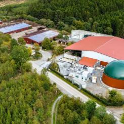 Anaerob rötningsbiogasanläggning med kompostering för energi- och materialåtervinning av kommunalt bioavfall i Sundern, Tyskland. Foto: Wikipedia Common Lic. Kredit: Thzorro77