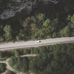 I takt med att försäljningen av elbilar ökar efterfrågas också miljövänliga elbilbatterier. Foto: tulen travel/unsplash