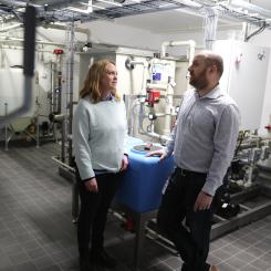 Inom projektet REWAISE testar vi nya lösningar för att spara på dricksvattnet. En av dem är att använda dagvatten till toaletter och tvättmaskiner, där vattnet renas med membranteknik. Foto: VASYD