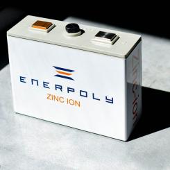 Enerpoly utvecklar och tillverkar zink-jonbatterier för att erbjuda banbrytande prisvärdhet i stationär lagring. Den patenterade teknologin förnyar laddningsbarheten hos det engångsbrukade zink-mangan-alkaliska batteriet – en kemi som har dominerat primärbatteriindustrin som en enkel, välfungerande och ekonomisk lösning i mer än ett halvt sekel. Foto: Enerpoly