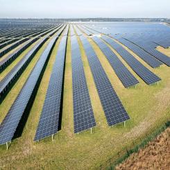 Solparken Werneuchen av EnBW i Brandenburg/Tyskland förser upp till 50 000 hushåll med el. Foto: EnBW/Paul Langrock
