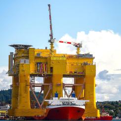 Den gamla goda tiden. Mighty Servant 1 tunglyftsfartyg som transporterar DolWin beta offshore HVDC-omvandlarplattform vid Haugesund, Norge. Den hade en kapacitet på 900 megawatt och levererade ström från 240 vindkraftverk i Nordsjön från och med andra kvartalet 2016. Foto: Wikipedia Common, kredit: Sten Dueland