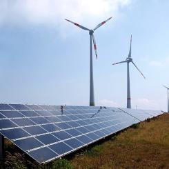 Vindkraftparken "Schneebergerhof" i Tyskland (Rheinland-Pfalz). I förgrunden tunnfilms solceller. I mitten en vindturbin Enercon E-66 (1,5 MW), till höger Enercon E-126 (7,5 MW) och längst till höger ytterligare en E-66. Foto: Wikipedia Common, Kredit: Kuebi = Armin Kübelbeck