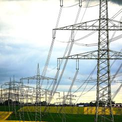 Den snabba utbyggnaden av förnybar energi har gjort att det nu krävs stora investeringar i elnätet för att hantera den ökade mängden el från sol och vind. Elnätet behöver moderniseras och byggas ut för att kunna transportera elen från produktionsplatserna till konsumenterna, vilket innebär stora utmaningar även för de största energibolagen. Foto: Creative Commons Lic, pixabay, kredit: MonikaP