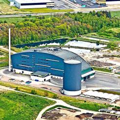 Filbornaverket, som tillhör Öresundskraft, är ett avfallseldat kraftvärmeverk. Det är en av Helsingborgs största investeringar någonsin och tryggar för lång tid framöver leveransen av fjärrvärme och lokal produktion av el på ett kostnadseffektivt sätt. Filbornaverket ligger öster om Helsingborg och syns tydligt från motorvägen med sin runda profil. Foto: Öresungskraft
