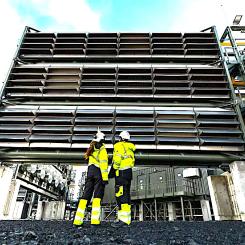 För närvarande har 12 av anläggningens 72 CO2-uppsamlingsbehållare på plats slagits på, och de återstående 60 kommer att tas i drift i slutet av 2024. Pressfoto: Climeworks