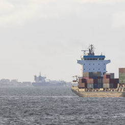 En stor del av Göteborgs hamns fartygstrafik går till, från eller via Rotterdams hamn. Här med fartyget X-Press Mulhacen. Bild: Göteborgs Hamn AB.
