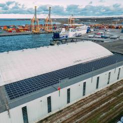 Den beräknade årliga produktionen från den utbyggda solparken kommer att uppgå till cirka 640 MWh. Foto: HHLA TK Estonia, kredit: Mihkel Notta
