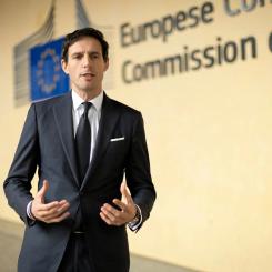 Enligt Wopke Hoekstra, EU-kommissionär för klimatfrågor, planerar vätgasbanken att genomföra en auktion på 1,2 miljarder euro (1,26 miljarder dollar) med start den 3 december. Auktionen syftar till att tilldela fasta betalningar per kilogram förnybar vätgas som produceras av utvecklare inom EU, baserat på de lägsta buden i unionen. Europeiska kommissionen meddelade nyligen att Spanien, Litauen och Österrike tillsammans har åtagit sig att bidra med upp till 836 miljoner euro till Europeiska vätgasbankens plattform "Auctions-as-a-Service". Foto: Europeiska unionen/Bogdan Hoyaux