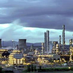 Grangemouths industrikomplex i Skottland. Brittiska regeringen utlovar 200 miljoner pund till omvandling av skotskt raffinader Grangemouth som kan bli centrum för vätgas- eller biodrivmedelsindustri efter omstridd nedläggning, säger brittiska premiärministern Keir Starmer. Foto: INEOS