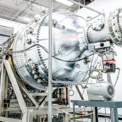 General Fusions gigantiska plasmainjektor skjuter överhettad gas in i en kompressionskammare för antändning. Det kanadensiska företaget har utvecklat en ännu nyare version av injektorn, som är tio gånger kraftfullare. Foto: General Fusion
