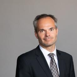 - Vi har redan en nästan helt fossilfri elmix, något vi har arbetat med under det senaste decenniet. Vårt mål nu är att fördubbla elproduktionen inom tio till femton år och bli den bästa platsen för rena industriinvesteringar, säger Kai Mykkänen, Finlands klimat- och miljöminister. Foto: Wikipedia Common. Kredit: Finlands regering, Valtioneuvosto