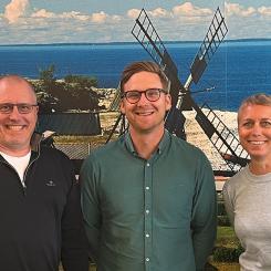 Martin Engdahl, Bintel, Gustav Löfgren, Kalmar Energi och Jennie Orton, Bintel, ser fram emot ett gott samarbete för en smart avfallshantering i regionen. Foto: Kalmar Energi