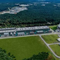 Bilden visar en illustration av RWE:s framtida elektrolysatör i Lingen. Anläggningen utgör en central del av GET H2 Nukleus, ett gemensamt projekt där RWE samarbetar med flera partners för att integrera grön vätgas i industrins energisystem. Inledningsvis riktas produktionen till kunder i delstaterna Niedersachsen och Nordrhein-Westfalen, men till 2027 planeras även leveranser till Nederländerna. Bild: RWE