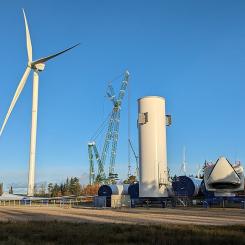 Tornbygge av vindkraftverk MHI Vestas 174-9.5 i danska Osterild. Foto: Wikipedia Common Lic, kredit: Tosi0812