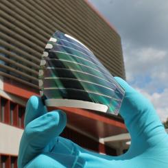 Organiska solceller är en ny teknik som lovar ekonomisk användning och enkel bortskaffning. De ger snabb energiåterbetalning på bara några månader, till skillnad från kiselsolceller som tar över ett år. Denna teknik kommer att forma framtiden genom forskning och nya tillämpningar, som solceller i fasader, fönster och biltillbehör. De kan också böjas, tvättas och anpassas till kläder tack vare plastfilm, vilket gör dem lämpliga för kurviga ytor. Foto:Karlsruhe Institute of Technology-Light Technology Institute (LTI)
