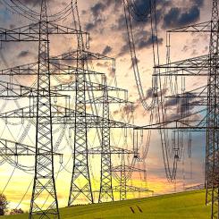 Det tyska elnätet ansågs fortfarande vara ett av de stabilaste i världen: Varje medborgare i Tyskland behövde endast avstå från elektricitet i ungefär 15 till 20 minuter per år, medan människor i Italien, Storbritannien eller Spanien ibland får uthärda över en timme i mörker. Men det tyska elnätet riskerar att bli förfallet. Detta blev särskilt uppenbart för några år sedan: Under kraftiga snöfall helgen den 26 och 27 november 2005, bröts enorma elstolpar i Münsterland och angränsande regioner som tändstickor under tyngden av det fallande snötäcket. Foto: Pixabay, Creative Commons Lic. Kredit: analogicus